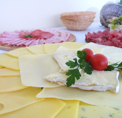 Leckere Auswahl an Käse- und Wurstprodukten